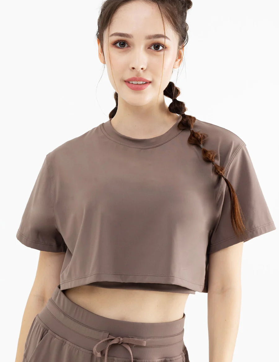 Functional and Fashionable: The Benefits of Sleeved Tops for Workouts